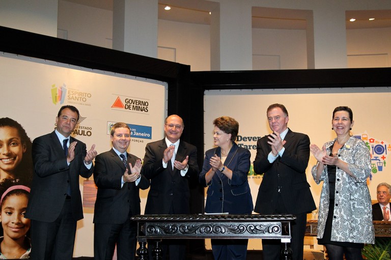 Presidenta Dilma Rousseff durante assinatura do termo