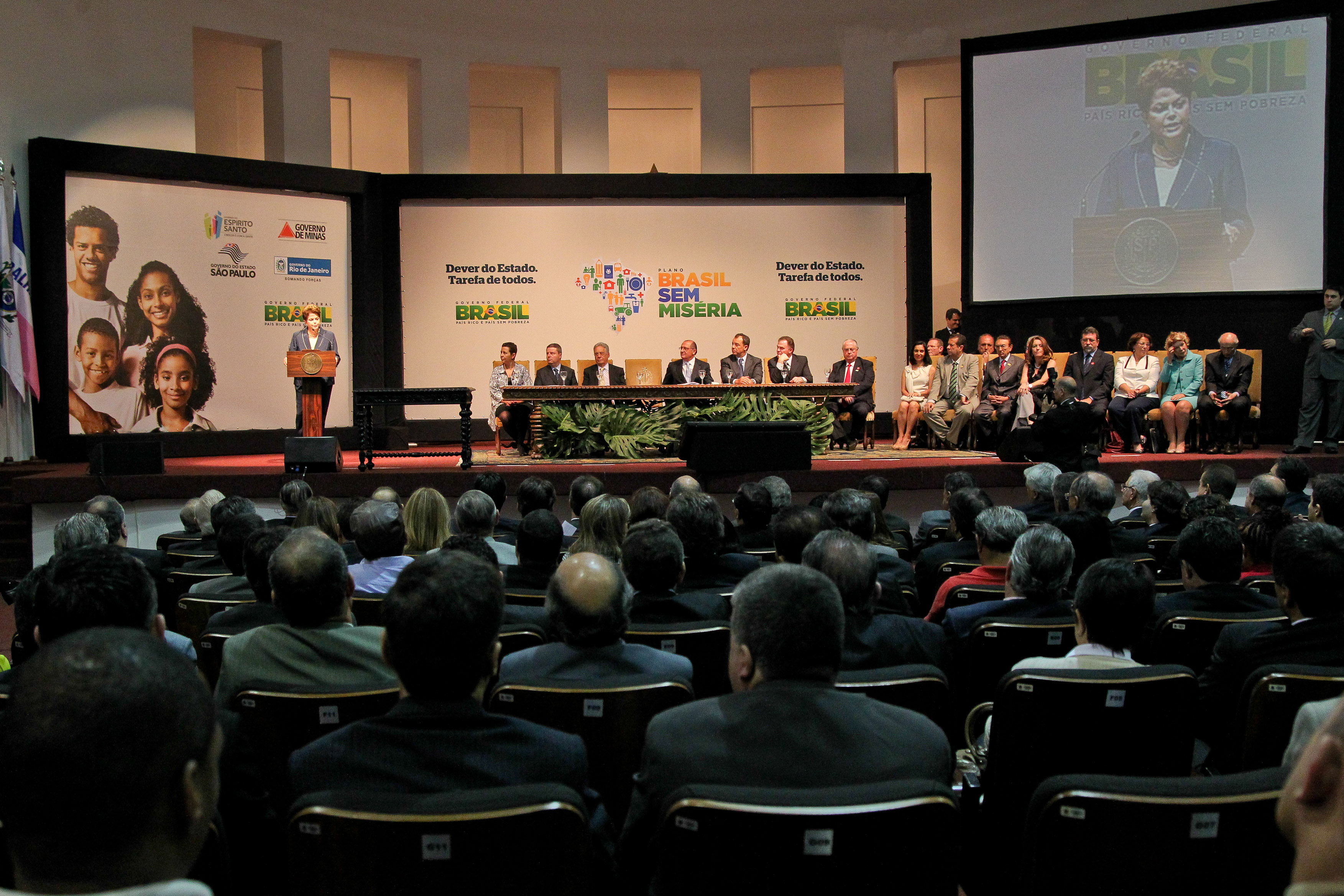 Presidenta Dilma Rousseff discursa na cerimônia de assinatura do termo de pactuação do Plano Brasil sem Miséria com os governadores do Sudeste 