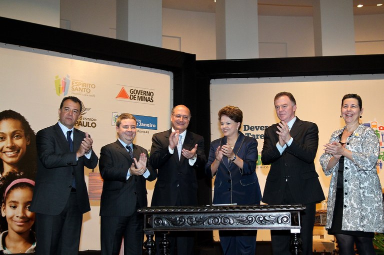 Presidenta Dilma Rousseff durante assinatura do termo de pactuação do Plano Brasil sem Miséria com os governadores do Sudeste Presidenta Dilma Rousseff durante assinatura do termo de pactuação do Plano Brasil sem Miséria com os governadores do Sudeste