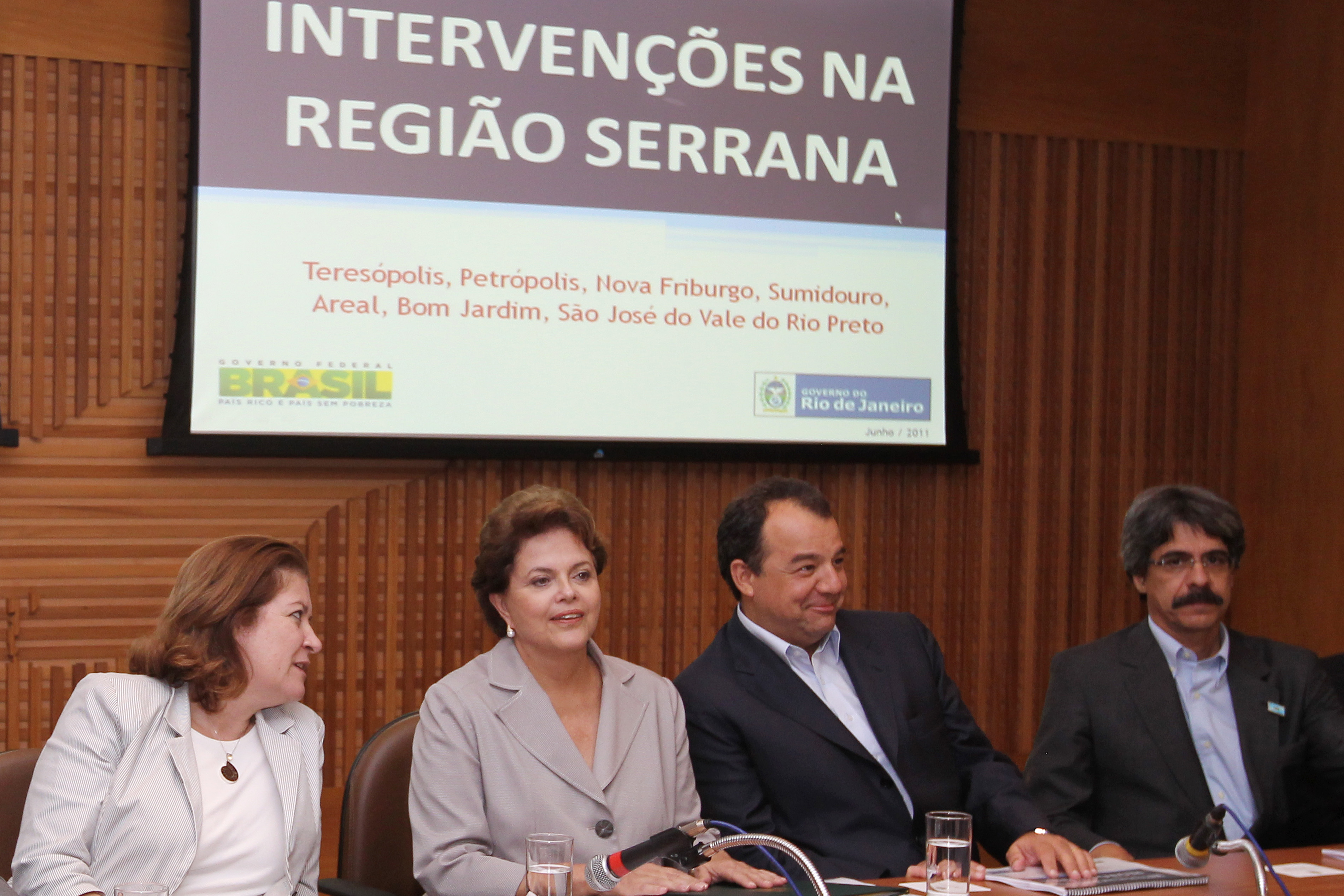 Dilma Rousseff durante cerimônia de assinatura para reconstrução da região serrana do RJ 2