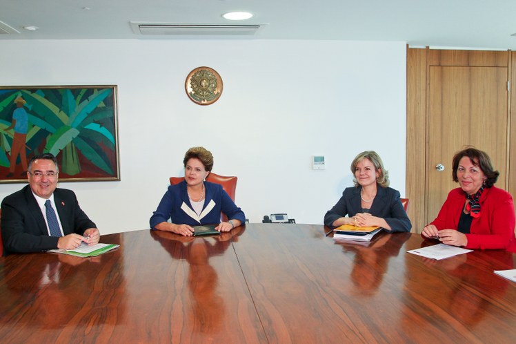 Dilma Rousseff, acompanhada das ministras Gleisi Hoffmann e Ideli Salvatti, recebe o governador de Santa Catarina