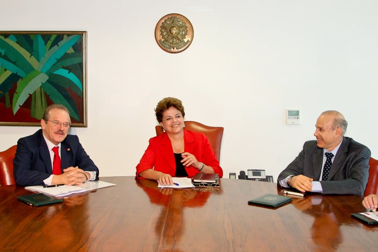 Dilma, acompanhada de Guido Mantega, recebe Tarso Genro