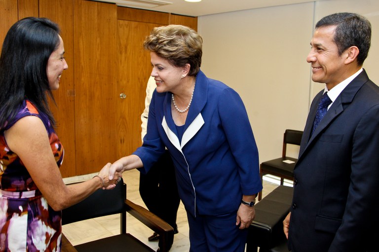 Dilma cumprimenta a senhora Nadine Heredia, esposa de Ollanta Humala Dilma cumprimenta a senhora Nadine Heredia, esposa de Ollanta Humala