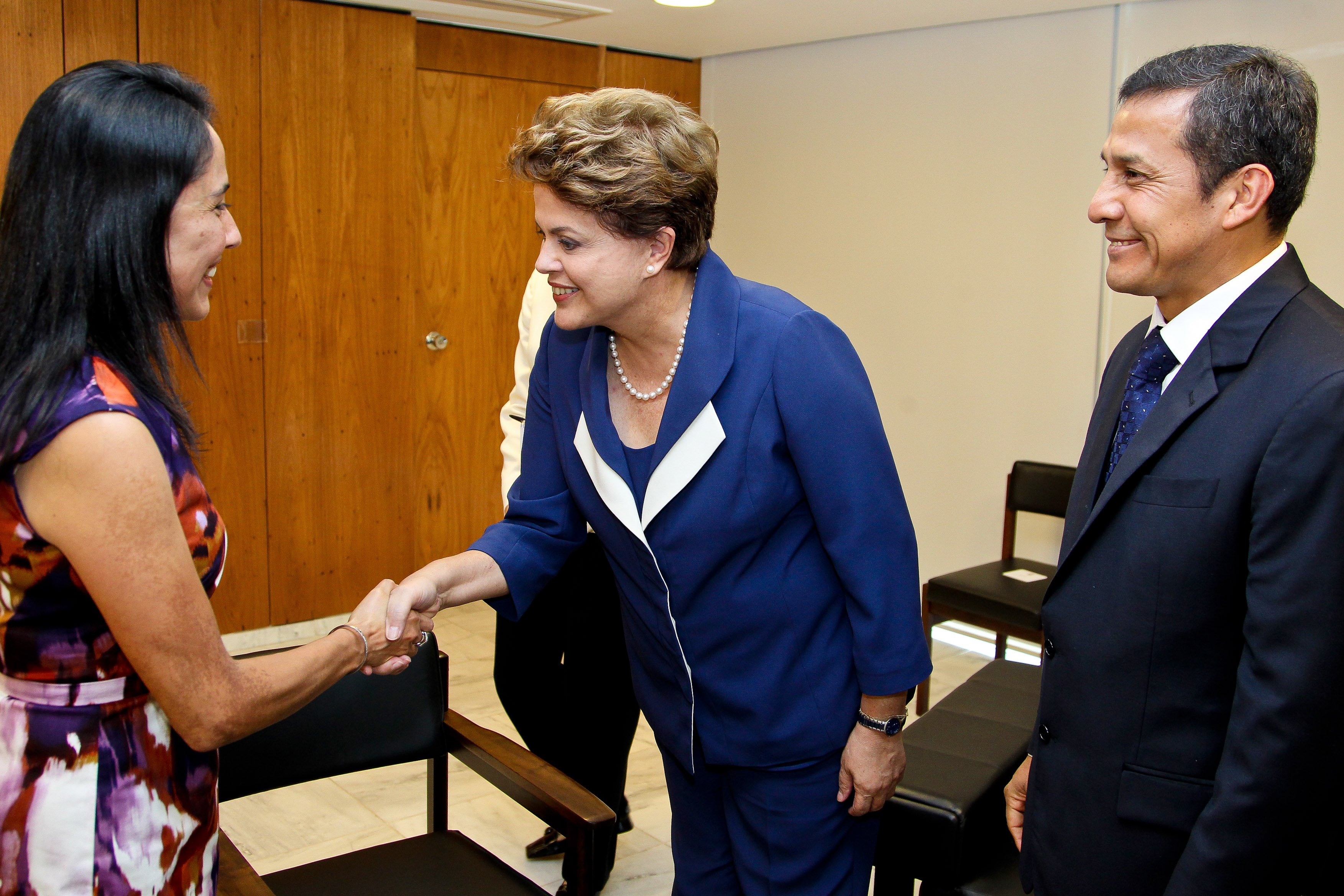 Dilma cumprimenta a senhora Nadine Heredia, esposa de Ollanta Humala