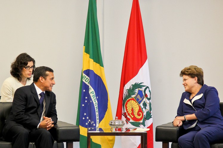 Dilma Rousseff conversa com o presidente do Peru, Ollanta Humala