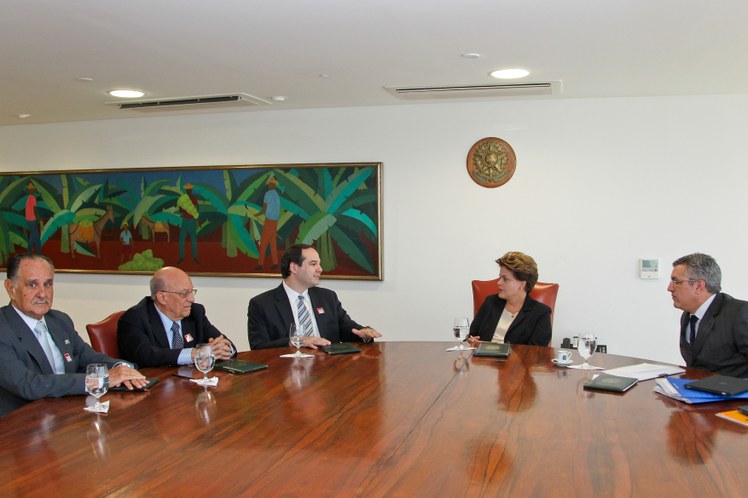 Dilma e ministro da Saúde, Alexandre Padilha, recebem Paulo Marcelo Hoff