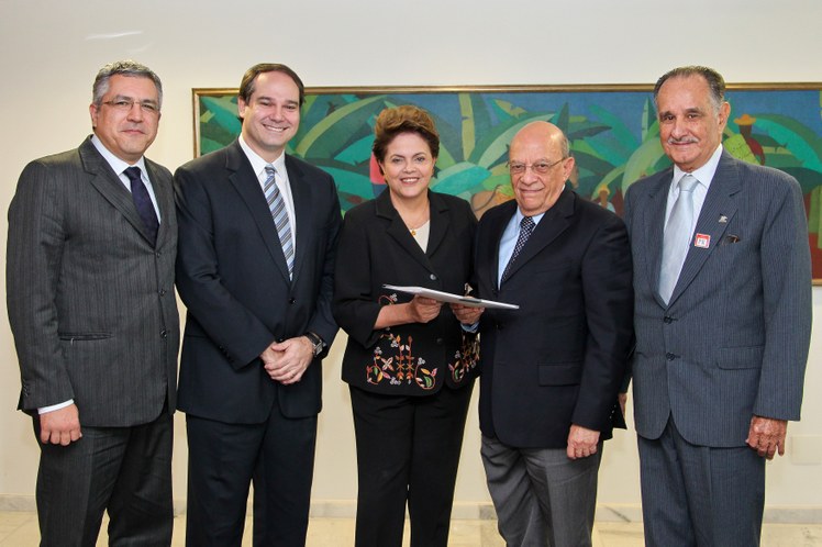 Dilma Rousseff recebe projeto de incentivo fiscal para instituições que tratam do câncer