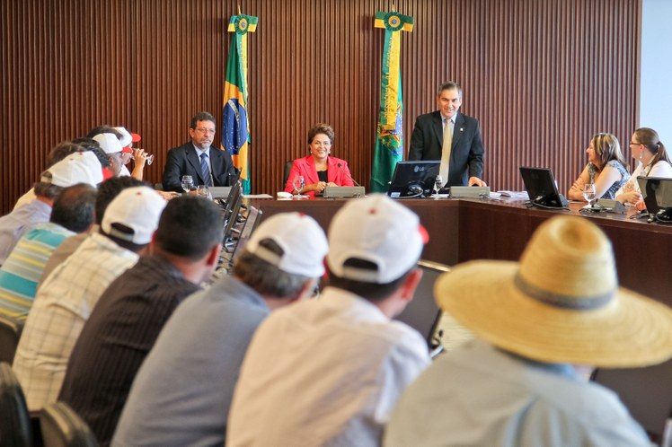 Dilma durante audiência com ministro Afonso Florence e representantes da FETRAF 7