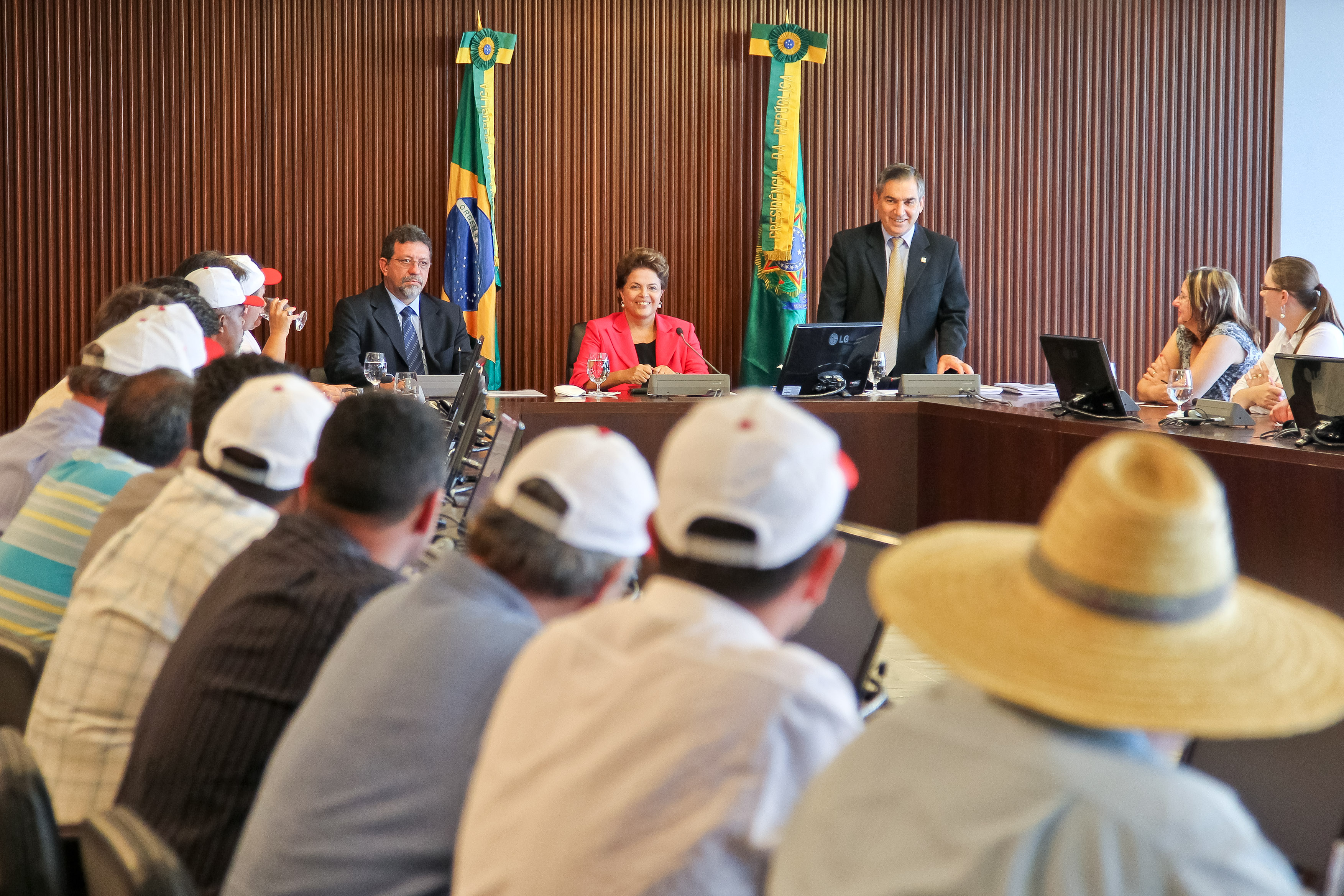 Dilma  durante audiência com ministro Afonso Florence e representantes da FETRAF 7