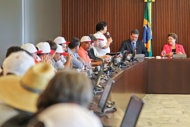 Dilma durante audiência com ministro Afonso Florence e representantes da FETRAF 6
