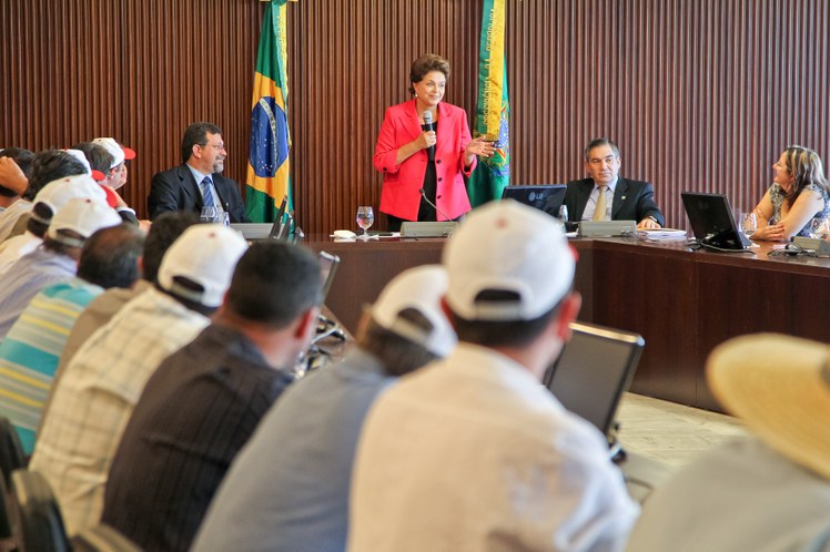Dilma durante audiência com ministro Afonso Florence e representantes da FETRAF 5