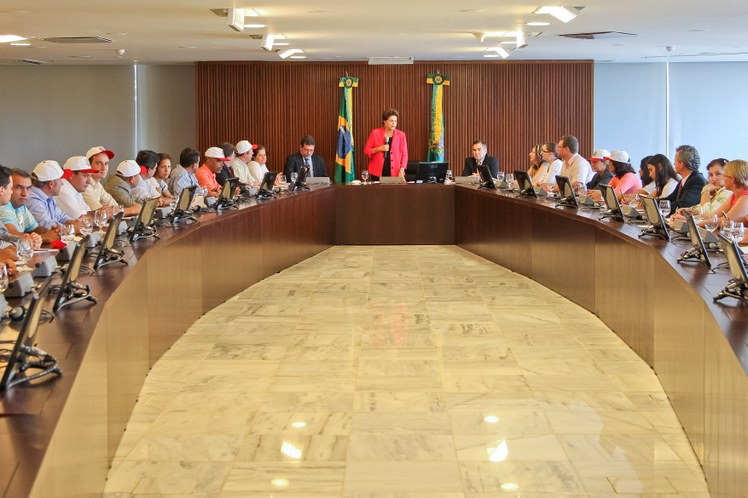 Dilma durante audiência com ministro Afonso Florence e representantes da FETRAF 4