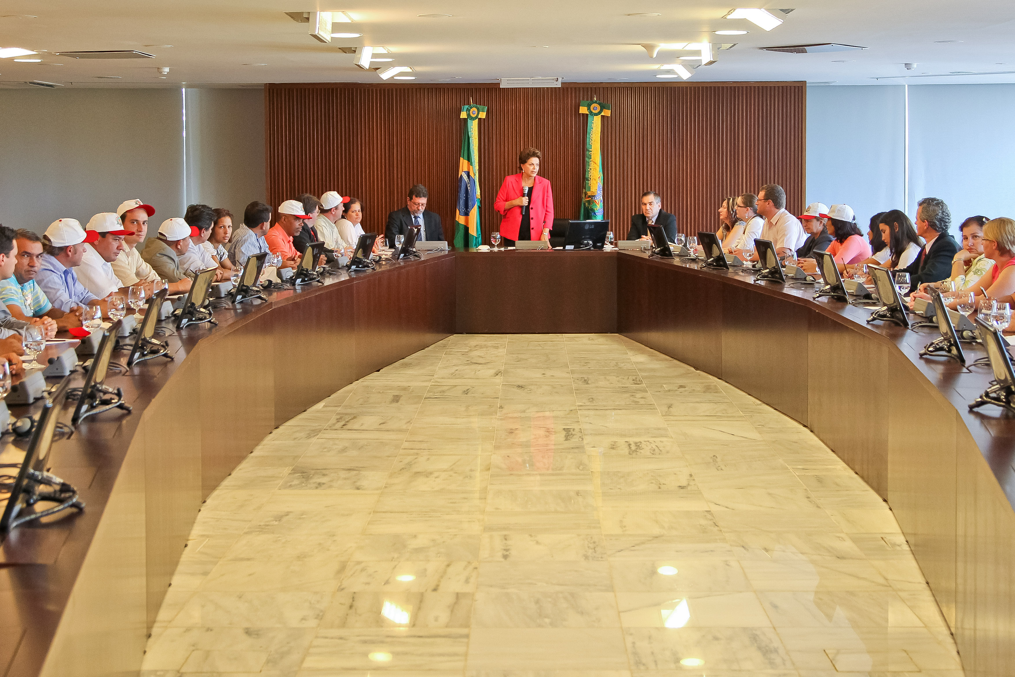 Dilma  durante audiência com ministro Afonso Florence e representantes da FETRAF 4