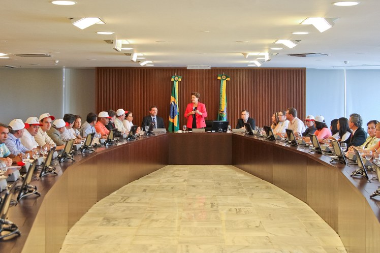 Dilma durante audiência com ministro Afonso Florence e representantes da FETRAF 3