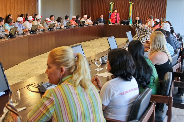 Dilma durante audiência com ministro Afonso Florence e representantes da FETRAF 2