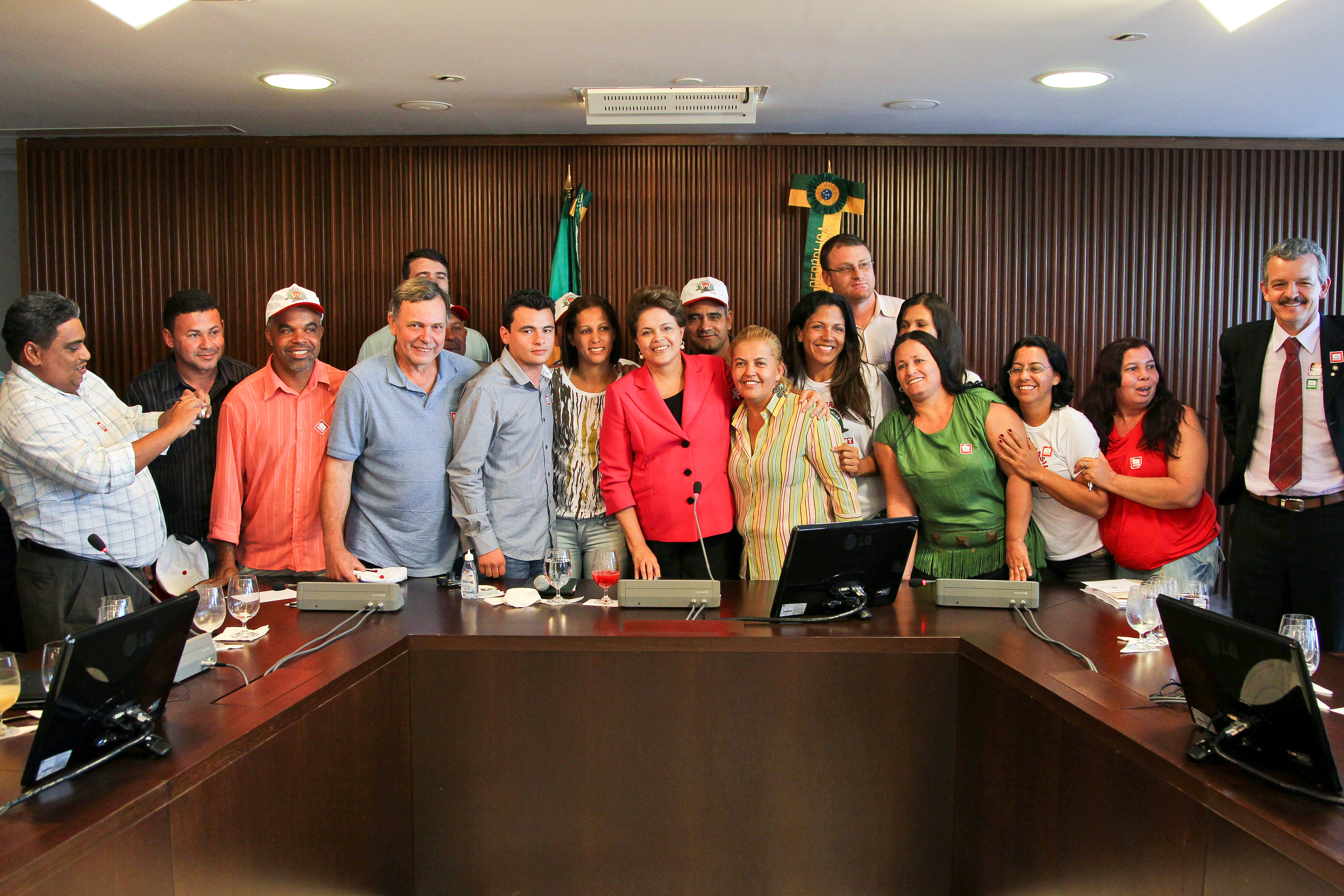 Dilma  durante audiência com ministro Afonso Florence e representantes da FETRAF 1