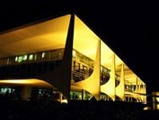 O projeto do Palácio do Planalto impressiona pela pureza de suas linhas, com grande poder dinâmico, em que dominam os traços horizontais, jogando-se curvas e retas num efeito plástico de grande requinte