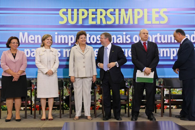 Dilma Rousseff acompanhada de ministros durante cerimônia