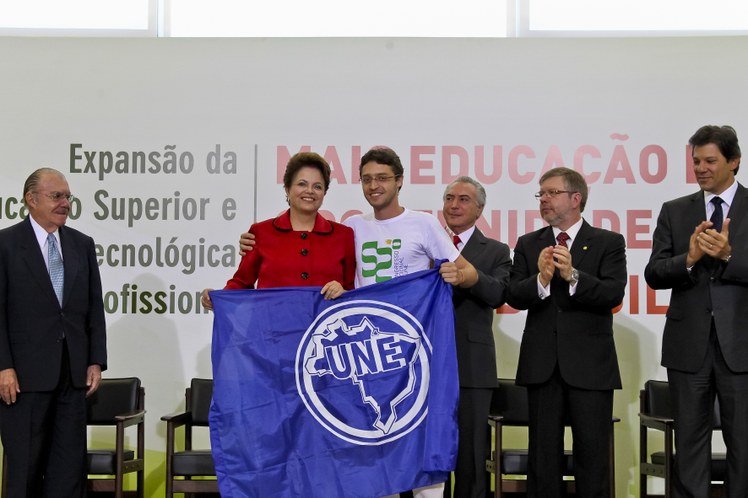 Dilma Rousseff posa para foto com o presidente da UNE, Daniel Iliescu
