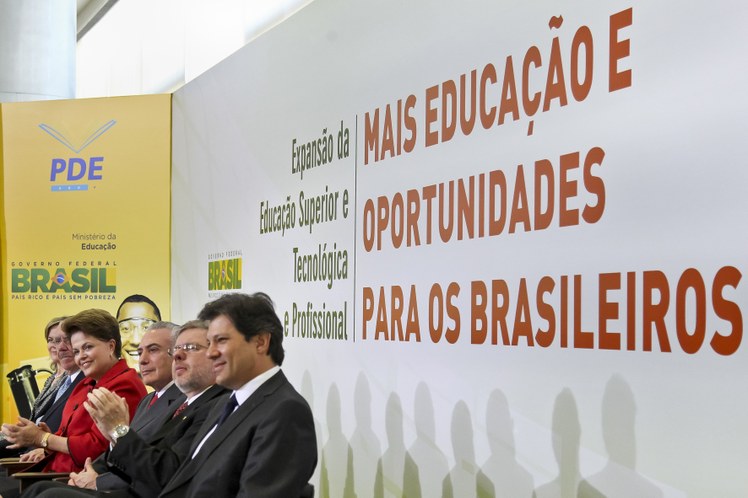 Dilma Rousseff participa de cerimônia