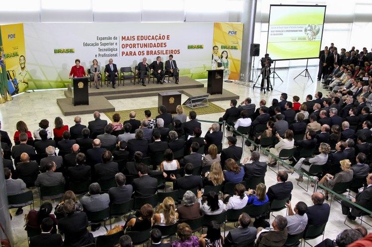 Dilma anuncia a criação de universidades federais e de Institutos