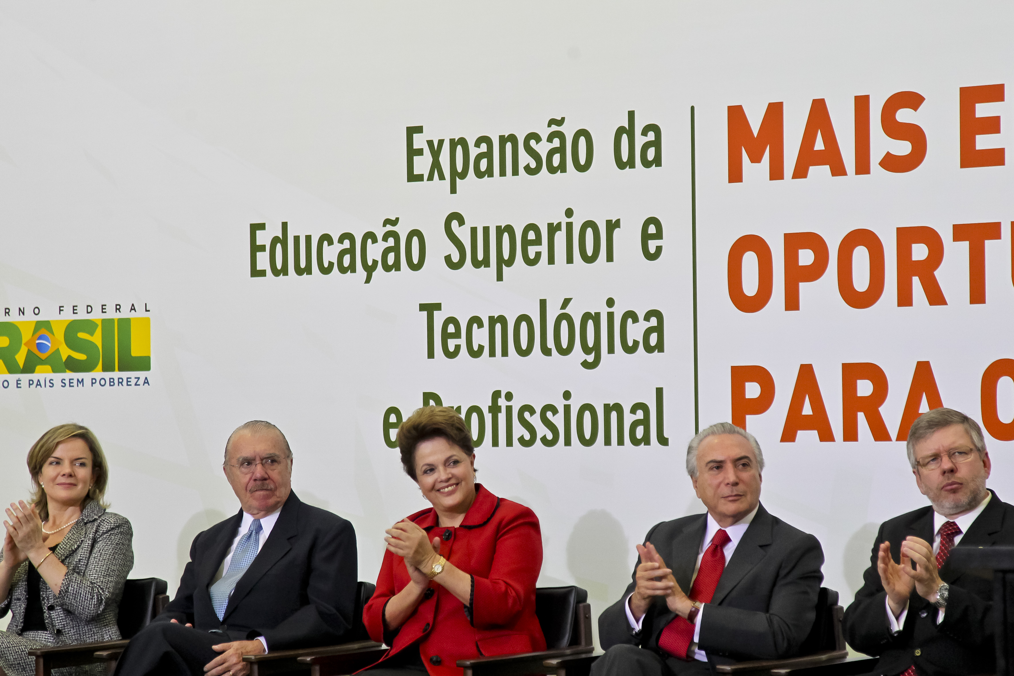 Dilma Rousseff posa com Michel Temer, José Sarney, Marco Maia, e a ministra Gleisi Hoffmann