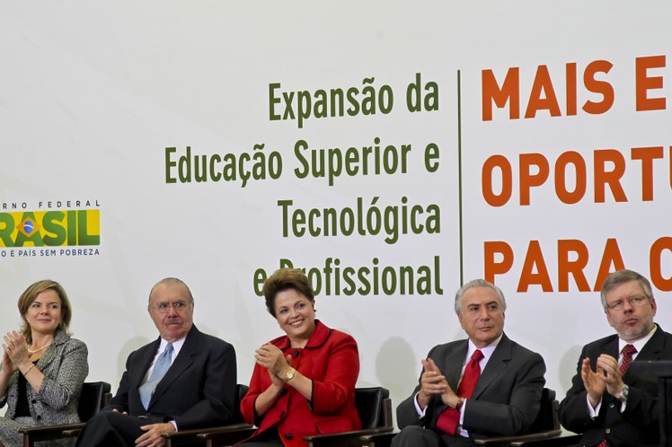 Dilma Rousseff posa com Michel Temer, José Sarney, Marco Maia, e a ministra Gleisi Hoffmann