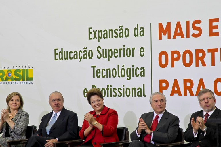 Dilma Rousseff posa com Michel Temer, José Sarney, Marco Maia, e a ministra Gleisi Hoffmann Dilma Rousseff posa com Michel Temer, José Sarney, Marco Maia, e a ministra Gleisi Hoffmann