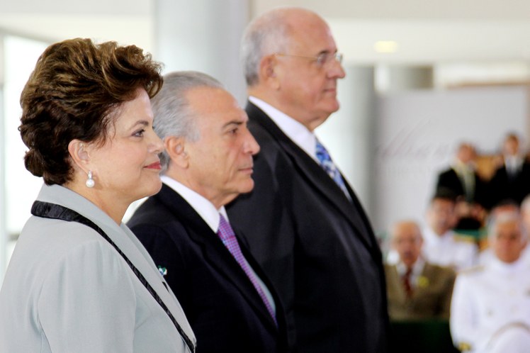 Dilma Rousseff, Michel Temer, e o ministro da Defesa, Nelson Jobim 1