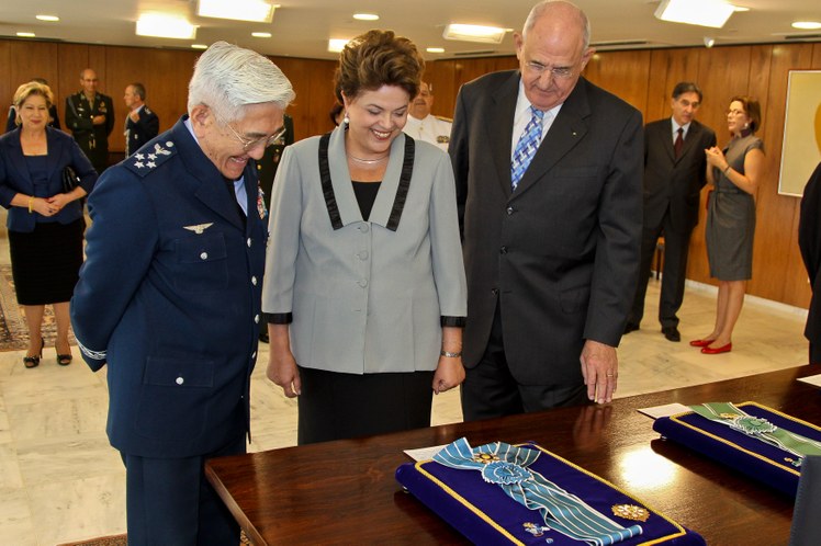 Presidenta Dilma Rousseff recebe insígnia da Aeronáutica