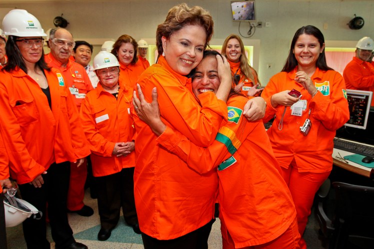 Presidenta Dilma Rousseff cumprimenta trabalhadora da Petrobras