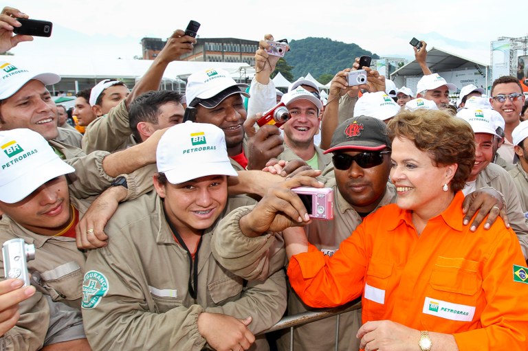 Dilma durante cerimônia de batismo  Plataforma P-56 7