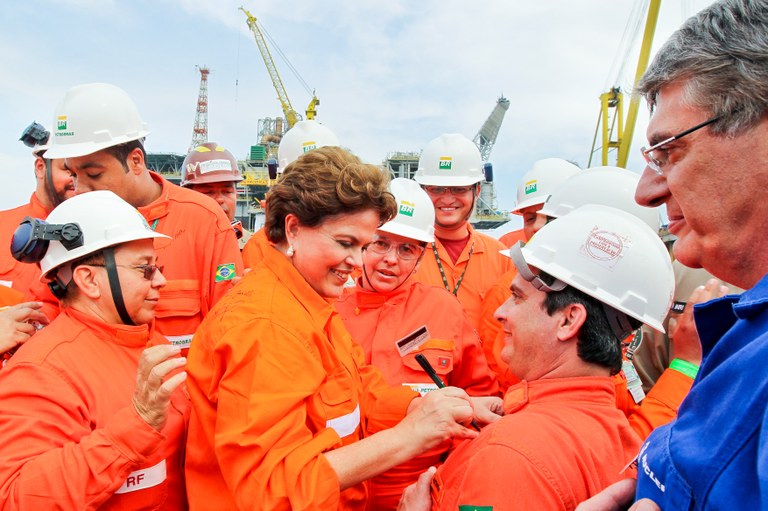 Dilma durante cerimônia de batismo  Plataforma P-56 3
