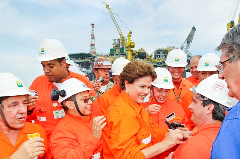 Dilma durante cerimônia de batismo  Plataforma P-56 2