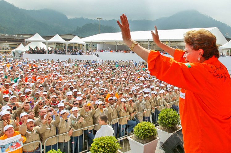 Dilma acena para trabalhadores em cerimônia de batismo da Plataforma P-56 2