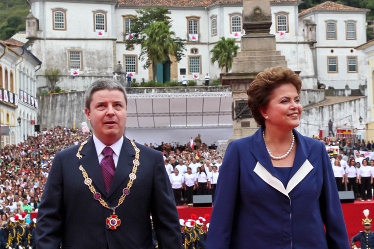 Dilma e o governador Antonio Anastasia na ceromônia do dia 21 de abril 3