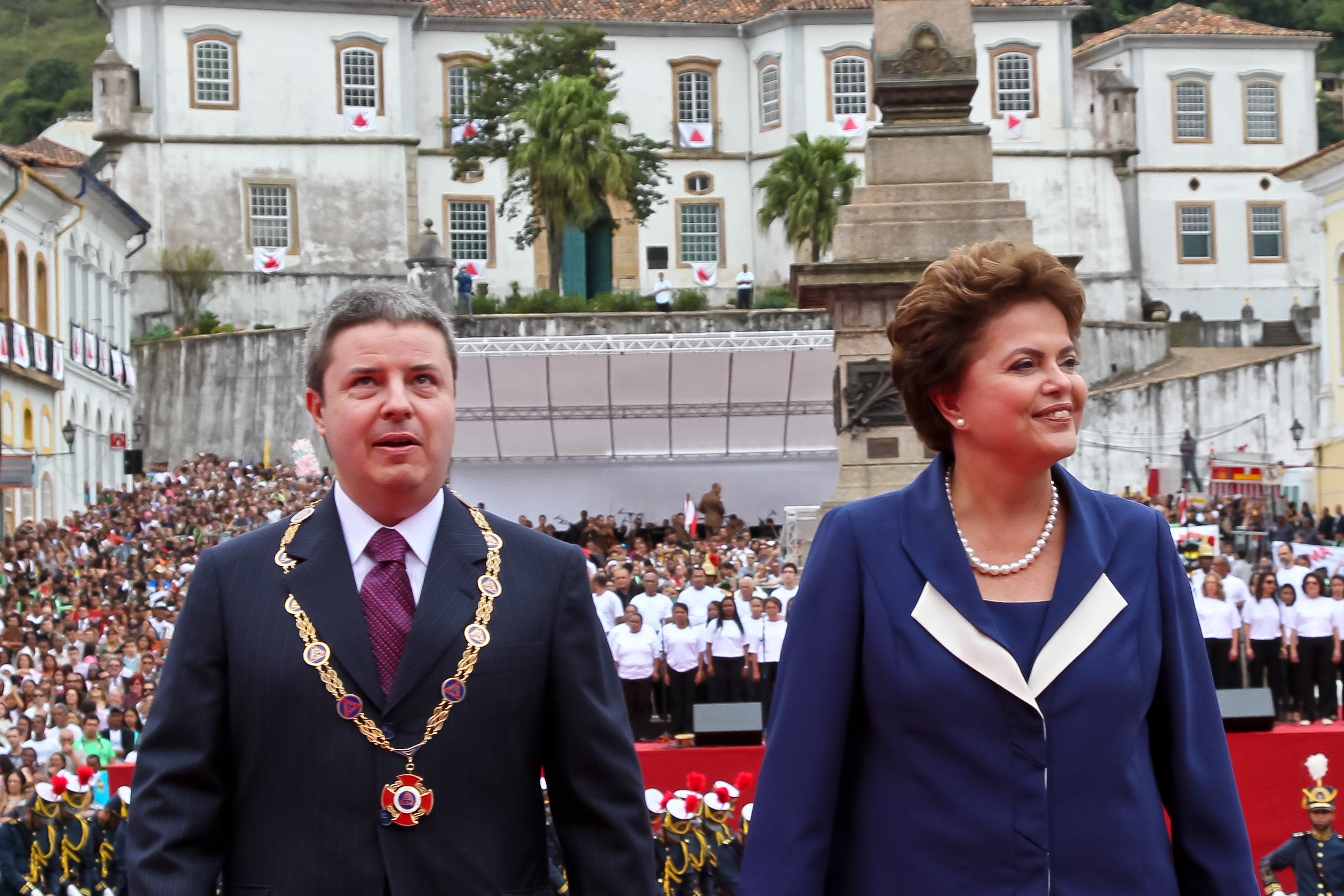Dilma e o governador Antonio Anastasia na ceromônia do dia 21 de abril 3