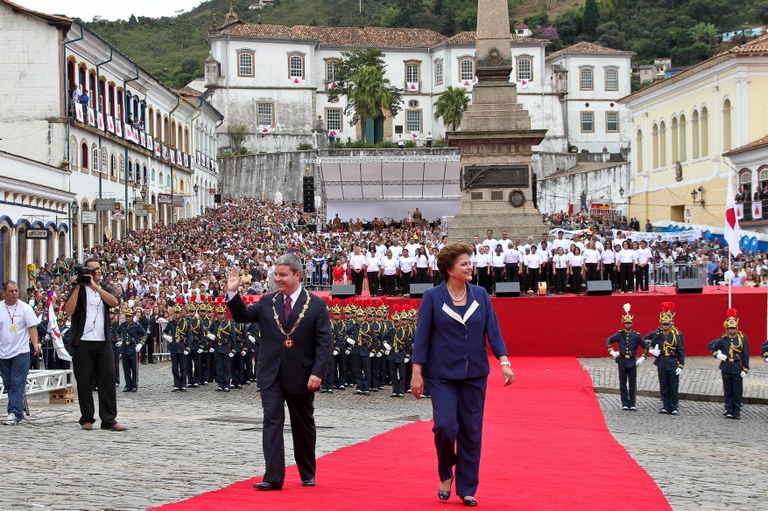 Dilma e o governador Antonio Anastasia na ceromônia do dia 21 de abril 2