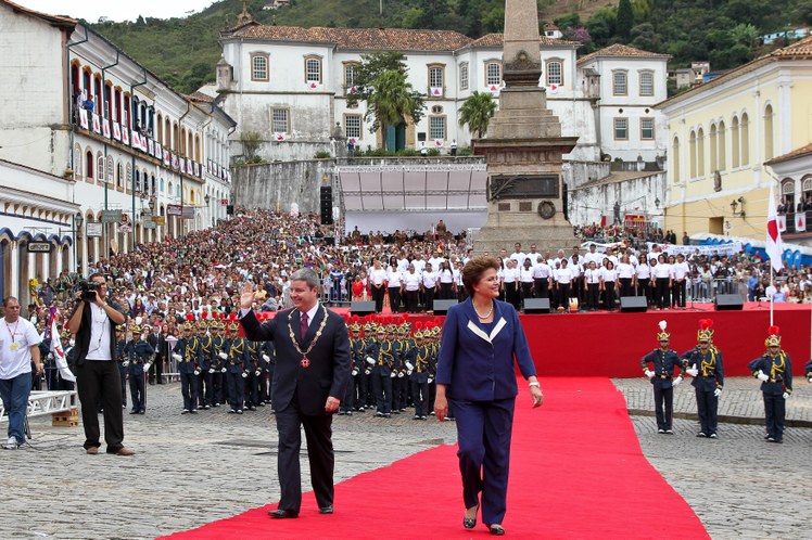 Dilma e o governador Antonio Anastasia na ceromônia do dia 21 de abril 2