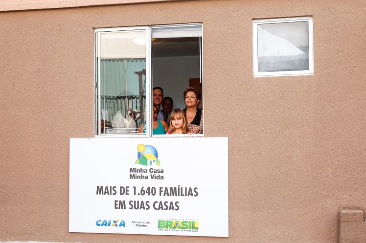 Cerimônia de entrega de 1.640 unidades do Residencial Alterosa, ônibus escolares, máquinas retroescavadeiras e motoniveladoras a prefeitos de Minas Gerais