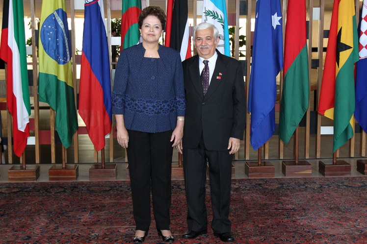 Dilma Rousseff posa para foto com o embaixador de Trinidad e Tobago