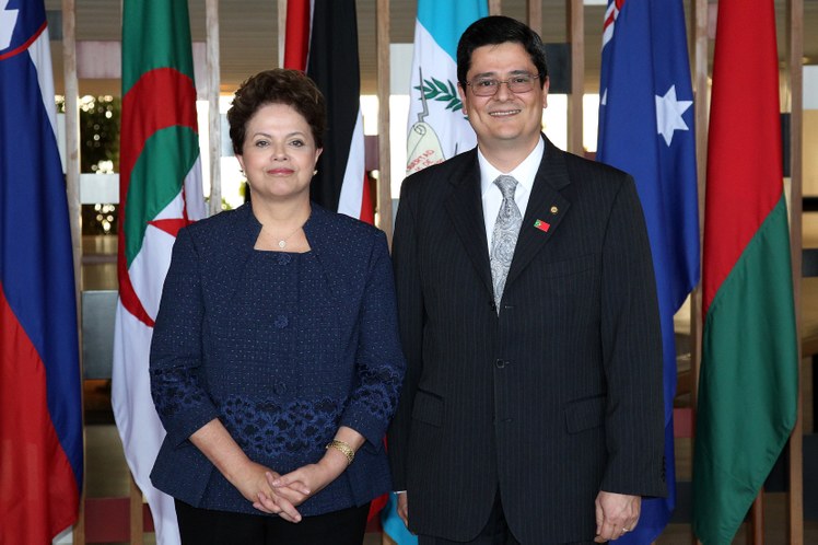 Dilma Rousseff posa para foto com o embaixador da Guatemala