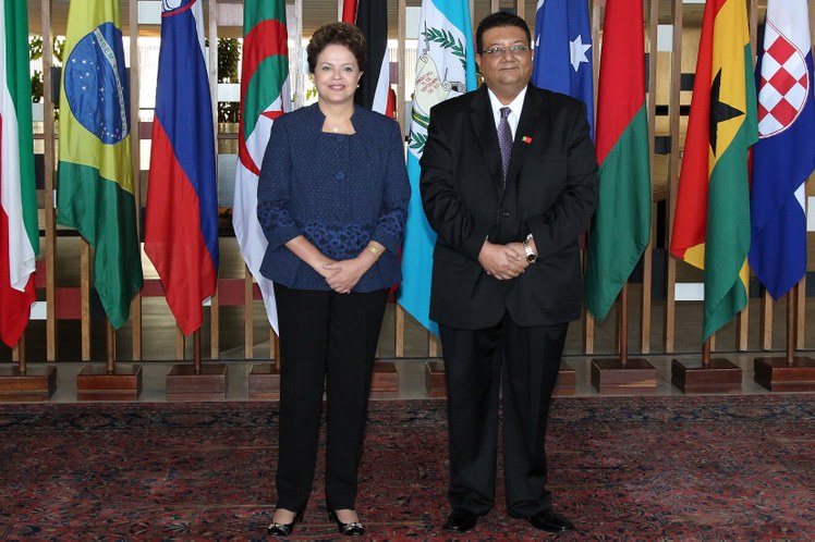 Dilma Rousseff posa para foto com o embaixador do Suriname