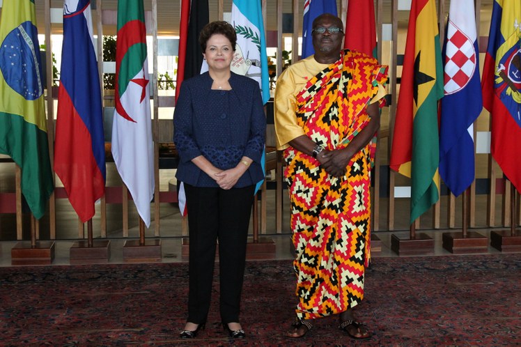 Dilma Rousseff posa para foto com o embaixador de Gana
