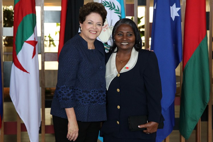 Dilma Rousseff e a embaixadora de Guiné-Bissau, Eugênia Pereira Saldanha Araújo