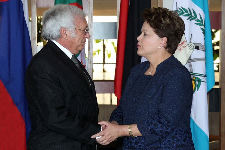 Dilma Rousseff cumprimenta o embaixador do Equador, Horácio Sevilla Borja