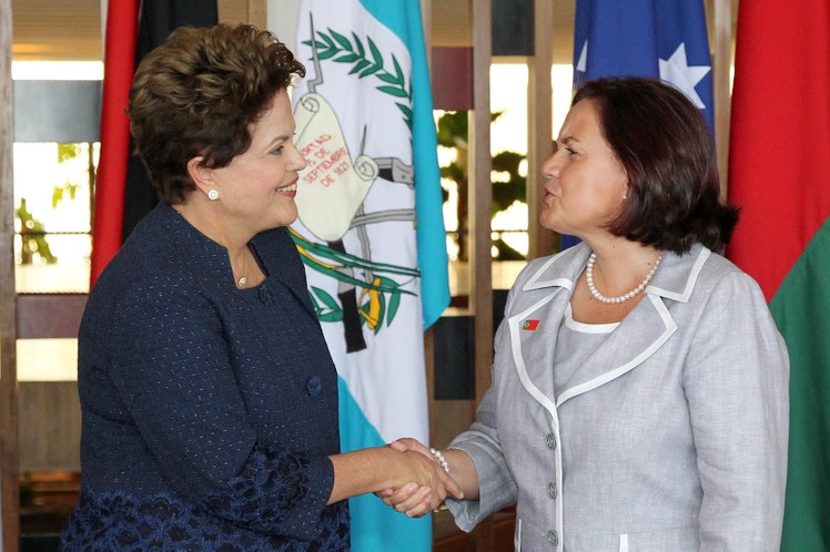 Dilma Rousseff cumprimenta a embaixadora da União Europeia