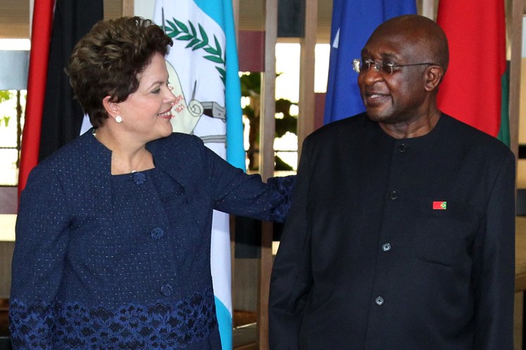 Dilma Rousseff cumprimenta o embaixador da Tanzânia