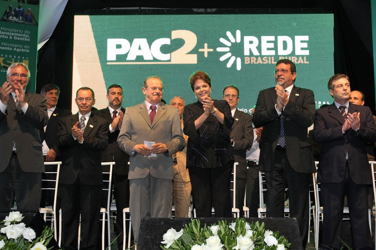 Cerimônia de entrega de equipamentos para estradas vicinais (PAC 2) e de lançamento da Rede Brasil Rural
