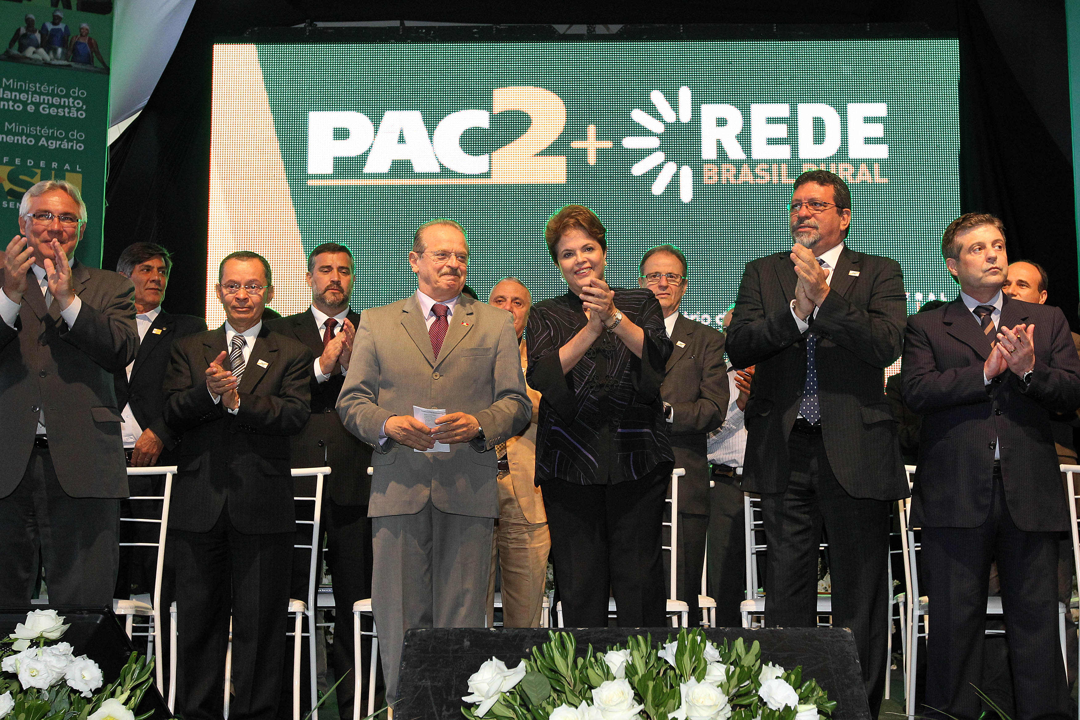Cerimônia de entrega de equipamentos para estradas vicinais (PAC 2) e de lançamento da Rede Brasil Rural